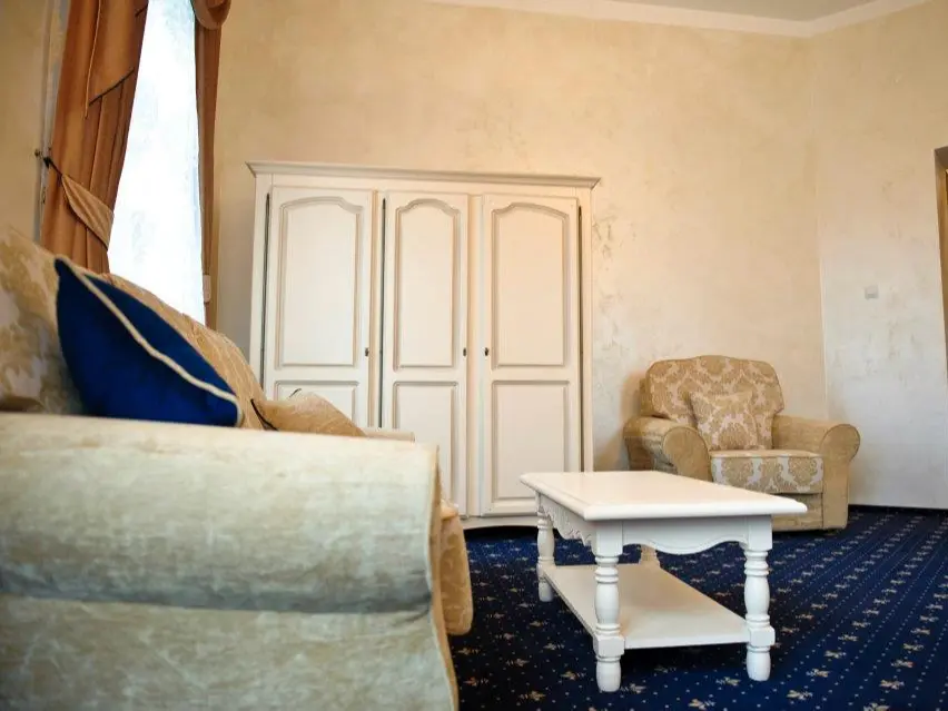 gal-hotel-carol-2
