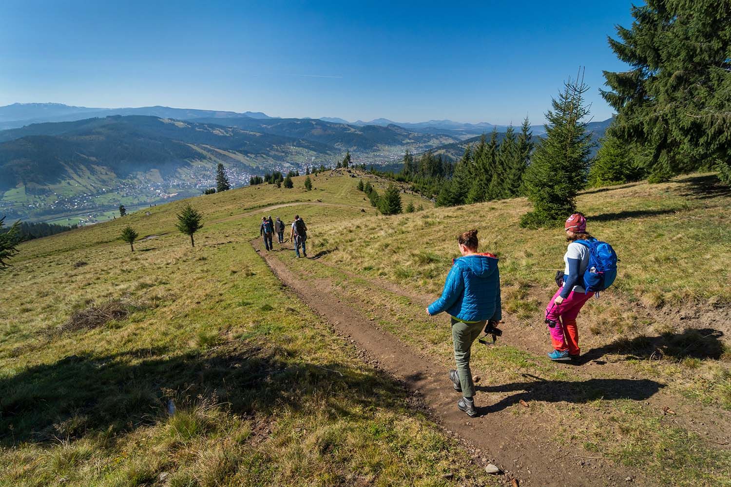 Drumeții montane în Țara Dornelor – Energizează-te la pas pe cărările marcate din masivele montane.